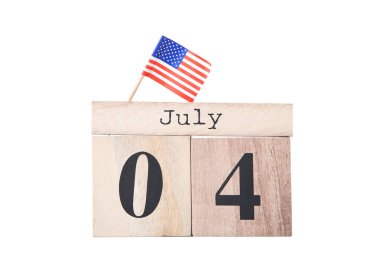 Beyaz backgro üzerinde Amerikan bayrağı ile takvimde Bağımsızlık Günü