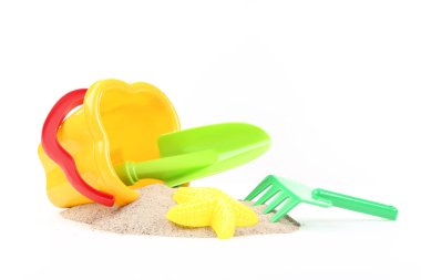 Beyaz arka plan üzerinde izole plaj kumu ile Plastik oyuncaklar