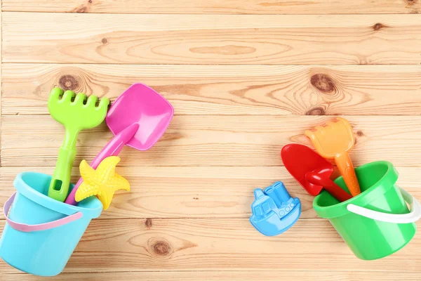 Strandspielzeug auf braunem Holztisch — Stockfoto