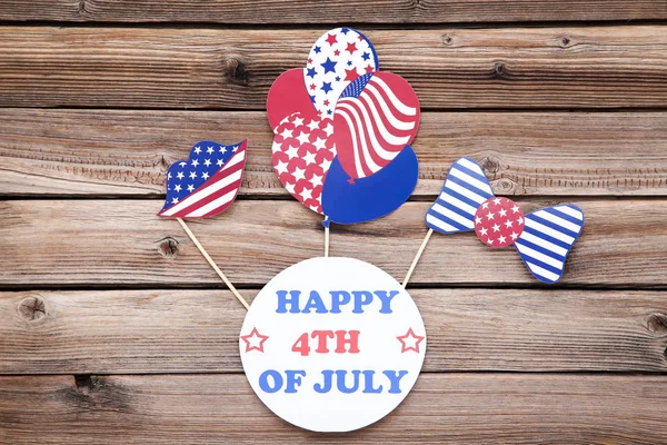 Text Happy 4 juli med amerikanska flaggan i papper fluga, läppar — Stockfoto