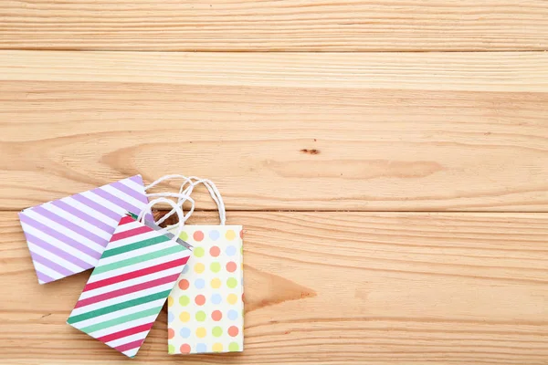 Pequeñas bolsas de papel sobre mesa de madera marrón —  Fotos de Stock