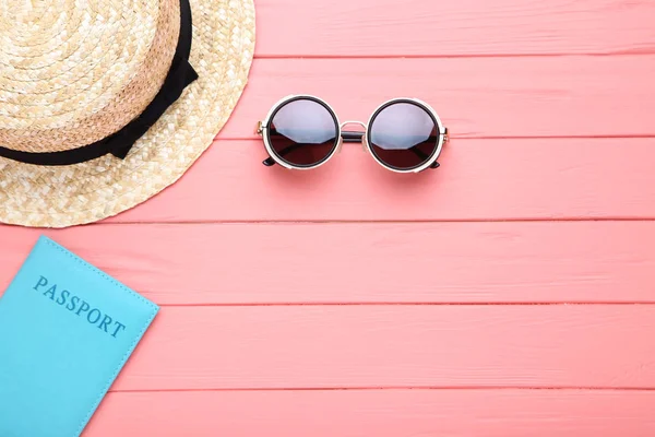Ahşap masada güneş gözlüğü ve pasaport ile Moda şapka — Stok fotoğraf