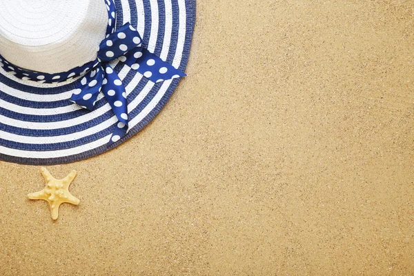 Sombrero de playa con estrellas de mar sobre arena — Foto de Stock
