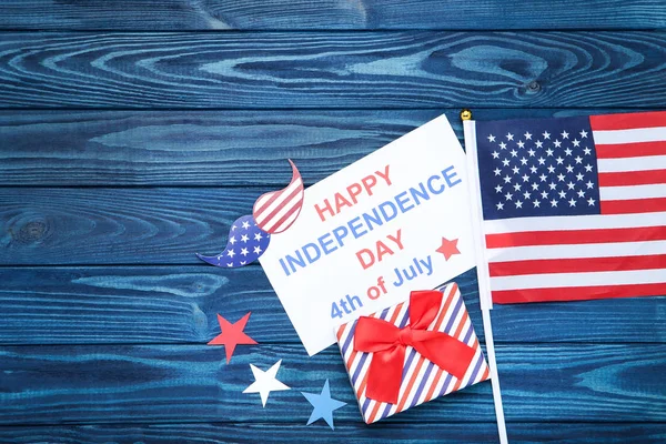 Texto Feliz Día de la Independencia con bandera americana y caja de regalo en b — Foto de Stock