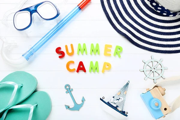 Text-Sommerlager mit Kleidung, Tauchermaske und Kamera auf weiß — Stockfoto