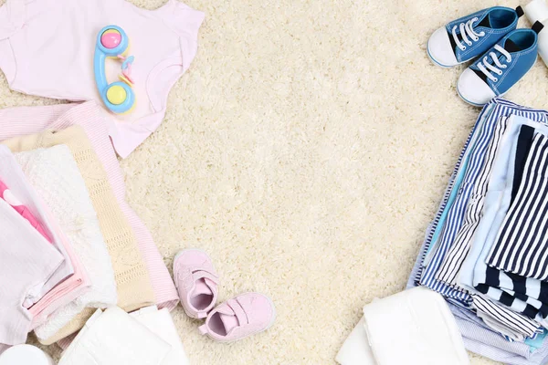 Bayi pakaian dengan popok di karpet — Stok Foto