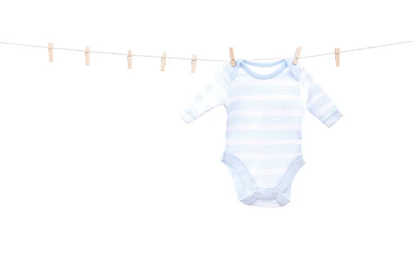 Ropa de bebé colgada sobre fondo blanco —  Fotos de Stock