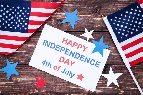 Texto Feliz Dia da Independência 4 de julho com bandeiras americanas e — Fotografia de Stock