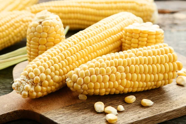Dojrzałej kukurydzy na brązowej deski do krojenia — Zdjęcie stockowe