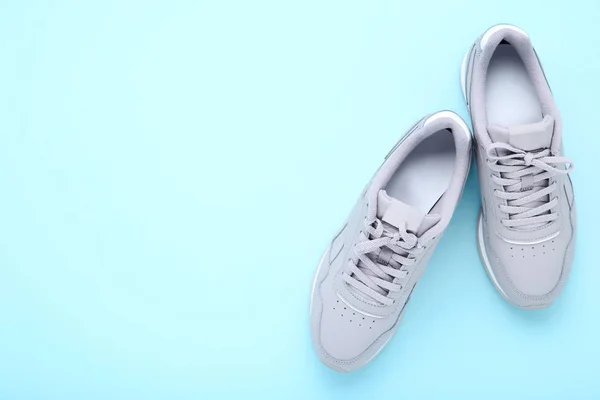 Zapatos deportivos grises sobre fondo azul —  Fotos de Stock