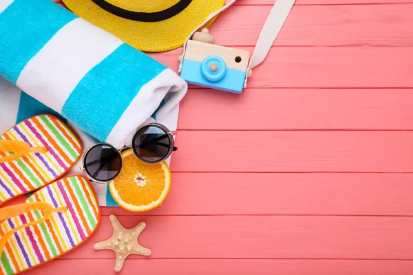 Fashion clothing with starfish and on wooden table — Stock Photo, Image