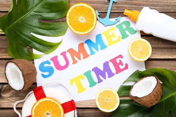 Tekst zomertijd met vers fruit en groene blaadjes op houten tabblad — Stockfoto