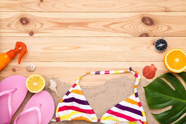 Módní oděvy s mušle a plody na hnědém dřevěném stole — Stock fotografie