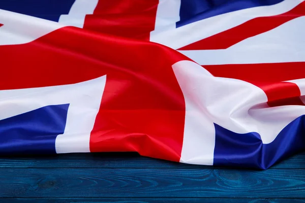 Bandera británica sobre mesa de madera azul —  Fotos de Stock