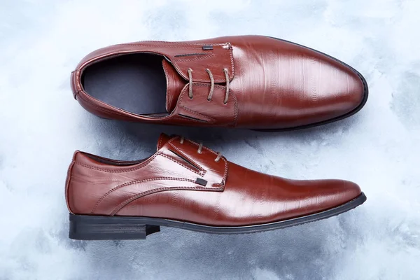 Sapatos de couro masculino em fundo cinza — Fotografia de Stock