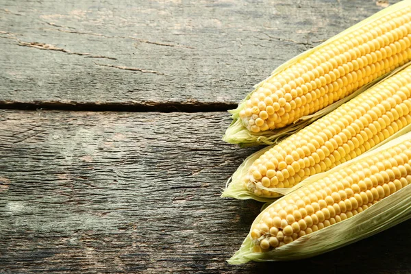 Ripe corn on grey wooden table — Stock Photo, Image