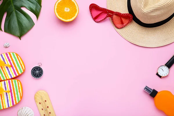 Modekläder med solskydd och apelsin frukt på rosa backgro — Stockfoto