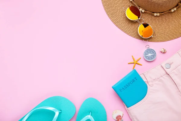 Pakaian fashion dengan kerang laut dan paspor dengan latar belakang merah muda — Stok Foto