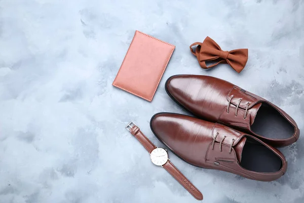 Male leather shoes with passport, wrist watch and bow tie on gre — Stock Photo, Image