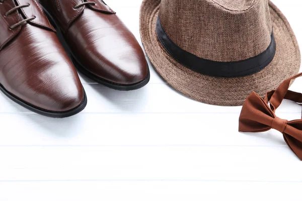 Zapatos de piel masculina con sombrero y pajarita sobre fondo blanco —  Fotos de Stock