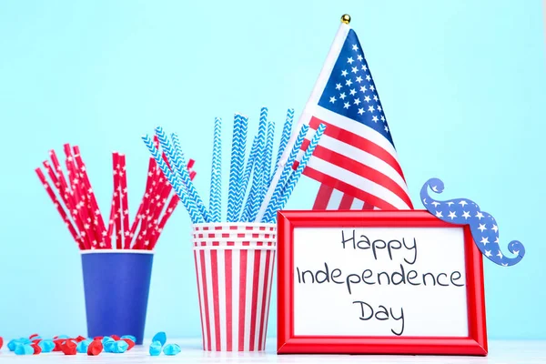 Tekst Happy Independence Day en papieren bekers met rietjes op blauwe b — Stockfoto