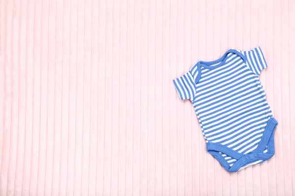 Bayi pakaian di latar belakang merah muda — Stok Foto