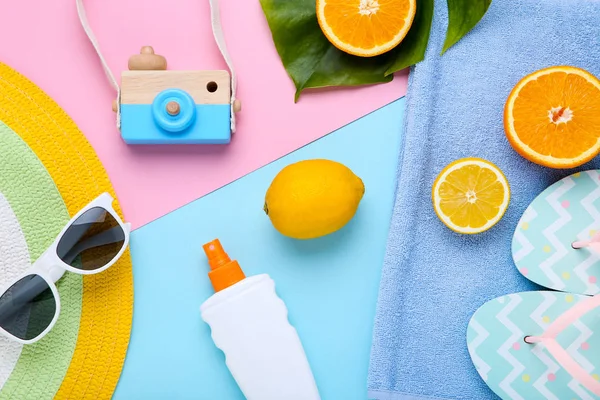 Ρούχα μόδας με φρούτα και κάμερα παιχνίδι σε πολύχρωμο προγρού — Φωτογραφία Αρχείου