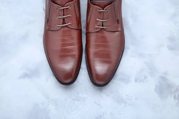 Zapatos de cuero masculino sobre fondo gris —  Fotos de Stock