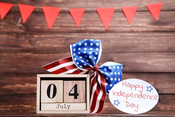 Tekst gelukkige Onafhankelijkheidsdag met kubus kalender en Amerikaanse vlag — Stockfoto