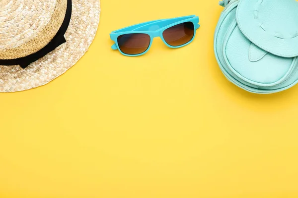 黄色背景带太阳镜和包的时尚帽子 — 图库照片