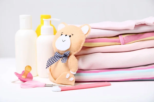 부드러운 곰 장난감과 아기 용품이 있는 후줄근 한 옷 — 스톡 사진