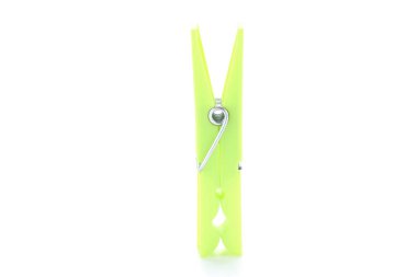 Beyaz arka plan üzerinde izole yeşil clothespin