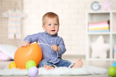 Bebek Çocuk evde oturan kauçuk balonlu