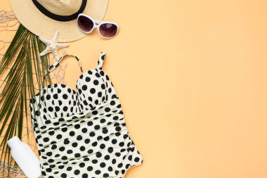 Bej backgrou üzerinde palmiye yaprağı ve güneş gözlüğü ile Moda mayo