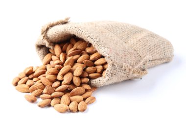 Beyaz arka plan üzerinde izole çuval bezi badem