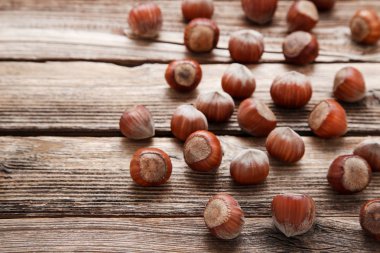 Kahverengi ahşap masada olgun fındık