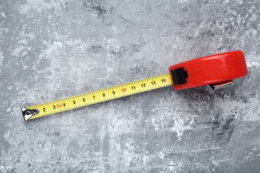 Gri ahşap masa üzerinde inşaat ruleti