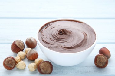 Ahşap masada fındık ile eritilmiş çikolata