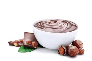 Beyaz üzerinde izole fındık ve nane yaprakları ile erimiş çikolata