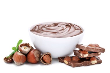 Beyaz üzerinde izole fındık ve nane yaprakları ile erimiş çikolata