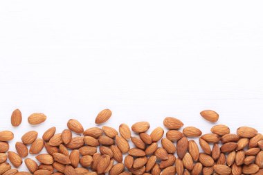 Beyaz ahşap masa üstünde badem