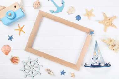 Kabuklu ahşap çerçeve, dekoratif gemi ve kamera açık.