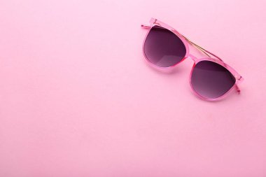 Pembe arka planda modern güneş gözlüğü
