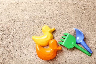 Plaj kumüzerinde plastik oyuncaklar