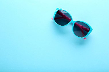 mavi zemin üzerine modern güneş gözlüğü