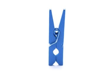 Beyaz arka plan üzerinde izole mavi clothespin