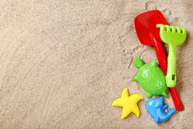 Sahil kumu renkli plastik oyuncaklar