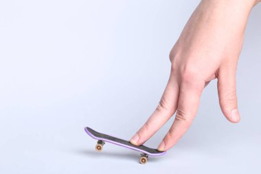 Gri arka planda parmak ve el parmakları