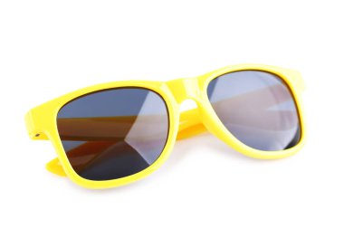 Beyaz arkaplanda izole edilmiş güneş gözlükleri