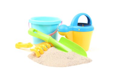 Beyaz arka plan üzerinde izole plaj kumu ile Plastik oyuncaklar